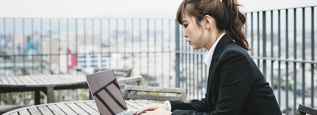 日本京都的女性在外使用筆記型電腦辦公