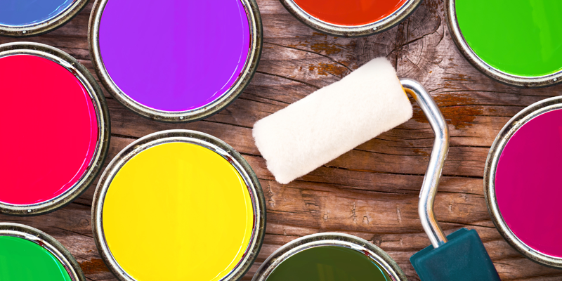 彩色的油漆桶與滾筒刷