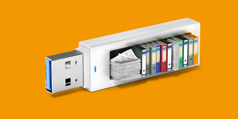 一個裝滿書籍、檔案和資料夾的 USB 隨身碟
